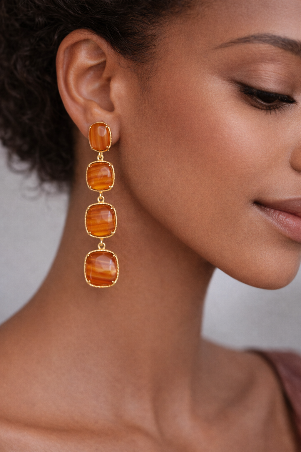 Boucles d’oreilles pendantes ZAHIRA en agate orange, monture dorée en acier inoxydable, design à quatre pierres facettées