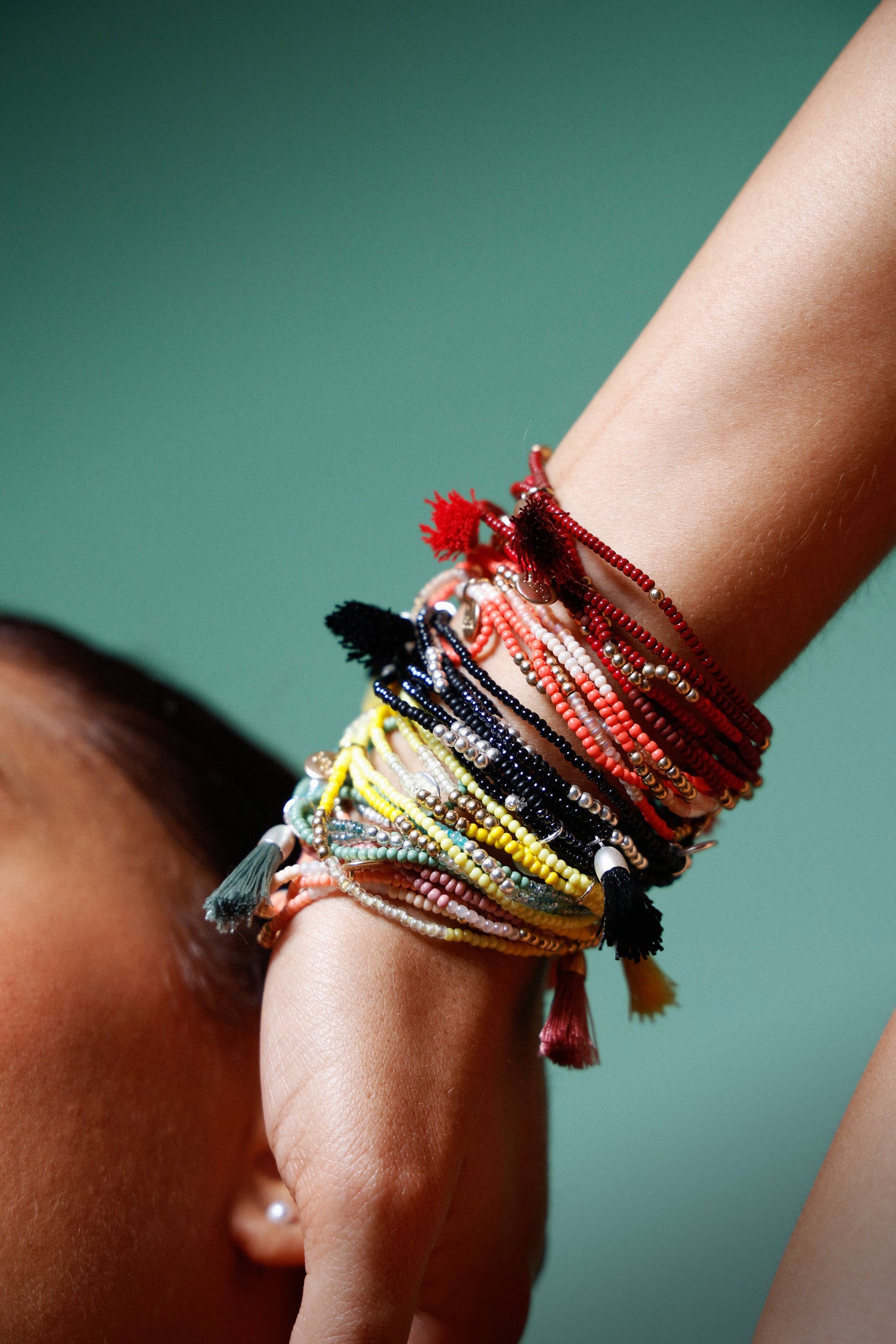 Bracelets colorés Pompons