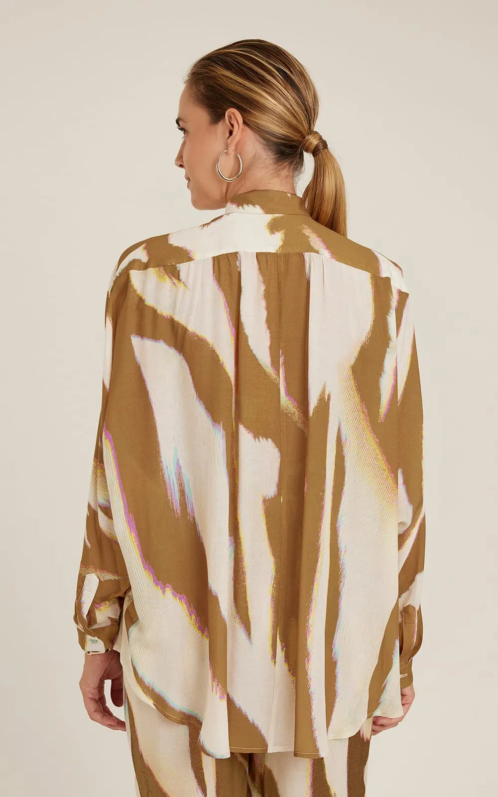 Chemisier Oryx Lenny Niemeyer en viscose voile avec imprimé animalier beige et brun, coupe ample et manches longues élégantes