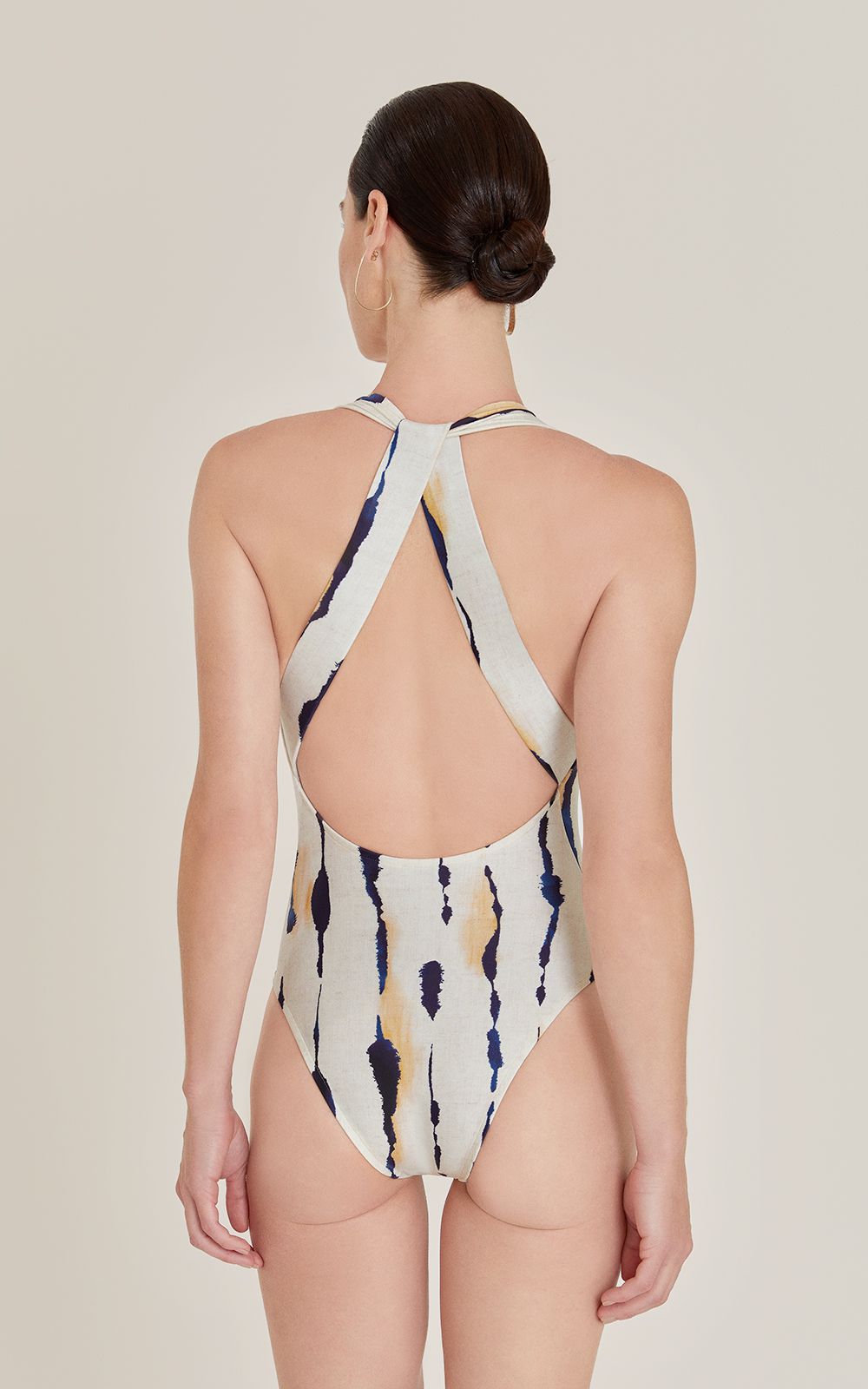 Maillot de bain 1 pièce Dune Lenny Niemeyer avec imprimé marine sur fond blanc cassé, décolleté en V, dos nu profond et bretelles croisées