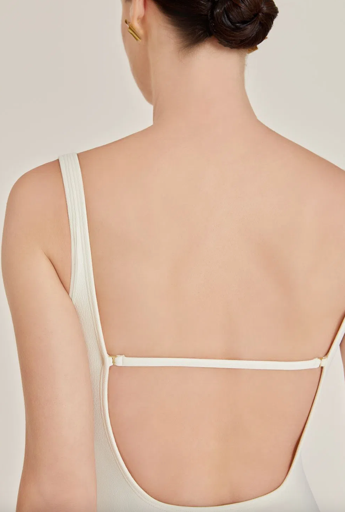 Maillot de bain 1 pièce Off White Lenny Niemeyer en lycra texturé avec détails géométriques dorés, maintien structuré et coupe élégante.