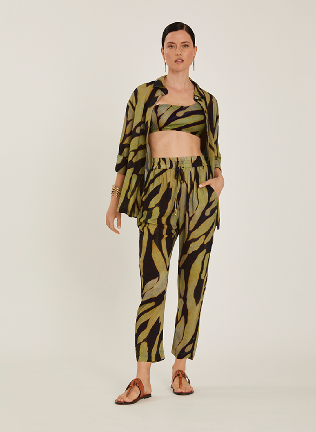 Pantalon Cammo Lenny Niemeyer en viscose voile avec imprimé organique kaki, olive et noir, coupe droite fluide et ceinture complète