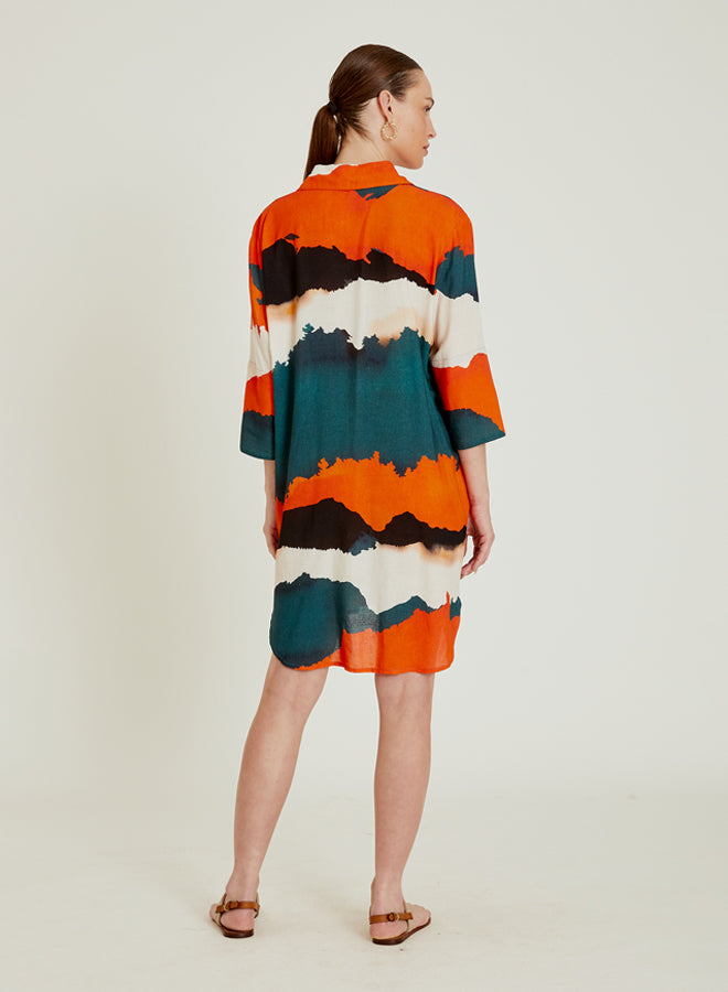 Robe chemise Horizon Lenny Niemeyer avec imprimé rayé orange, rouille et bleu pétrole, manches 3/4, boutonnage devant et longueur mi-cuisse