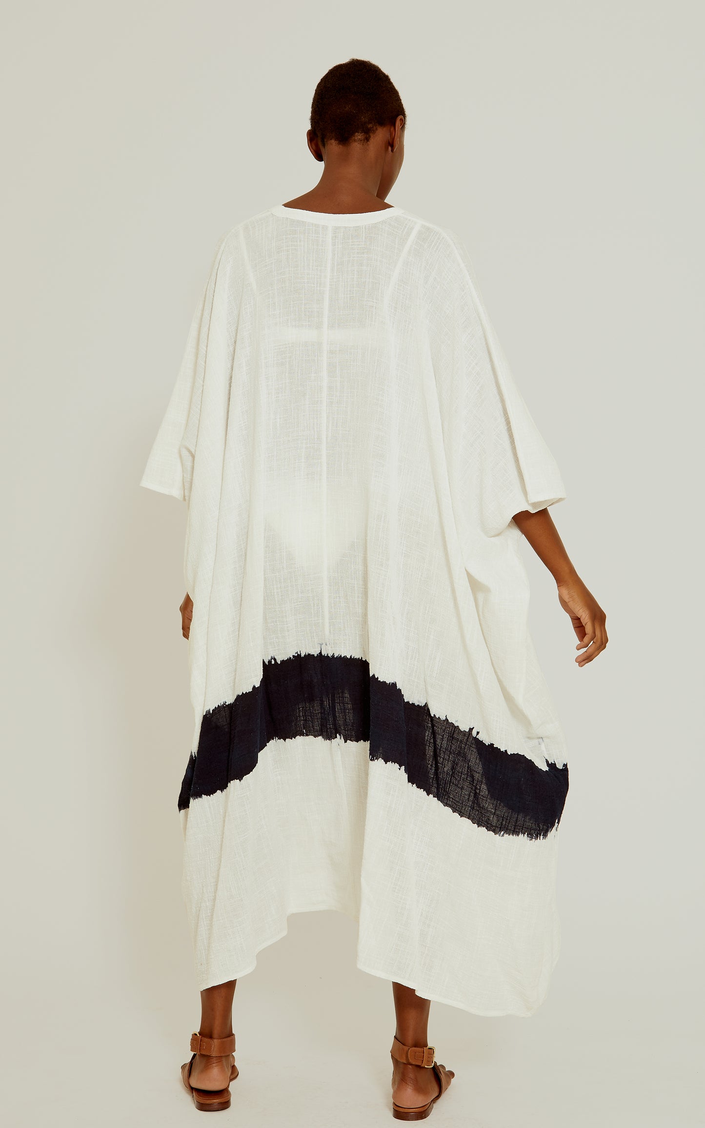 Kaftan maxi Off White Indigo Dye Lenny Niemeyer en coton avec encolure en V, coupe ample et détail indigo sur fond blanc cassé