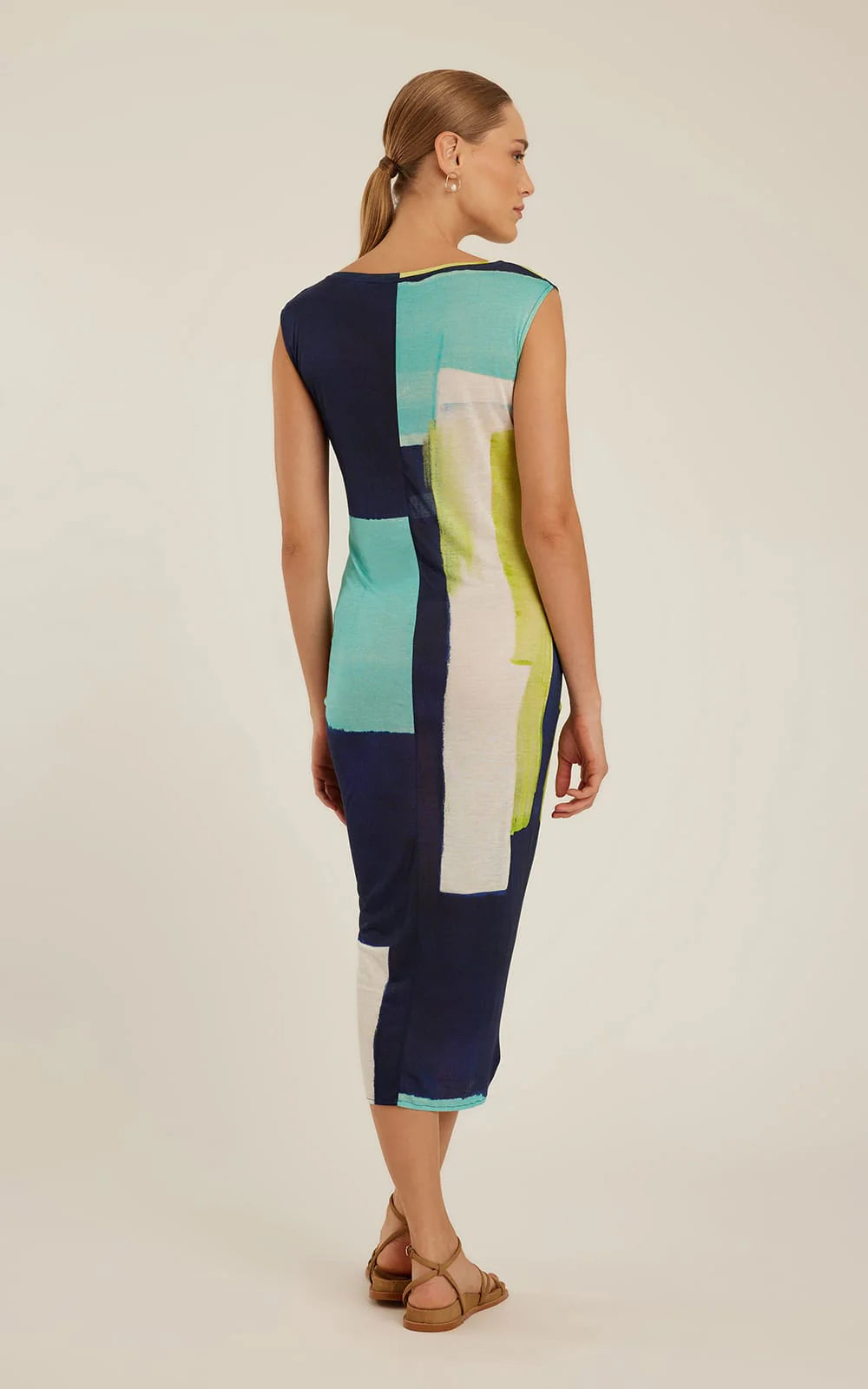 Robe paréo bleue Lenny Niemeyer en maille avec imprimé graphique bleu, aqua et vert, détail noué drapé sur le devant et coupe midi ajustée