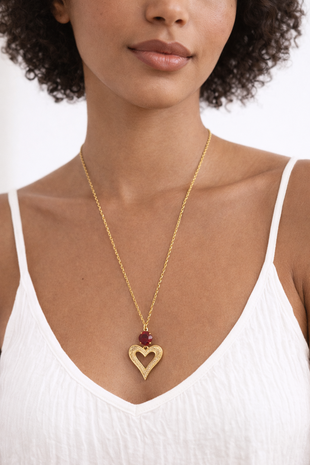 Sautoir acier inoxydable doré waterproof ISALANI femme cœur ajouré cristal rouge