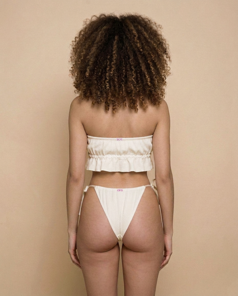 Bas de bikini Mava WI-PARIS coupe échancrée modulable, à porter en tanga ou string, style glamour et exotique.