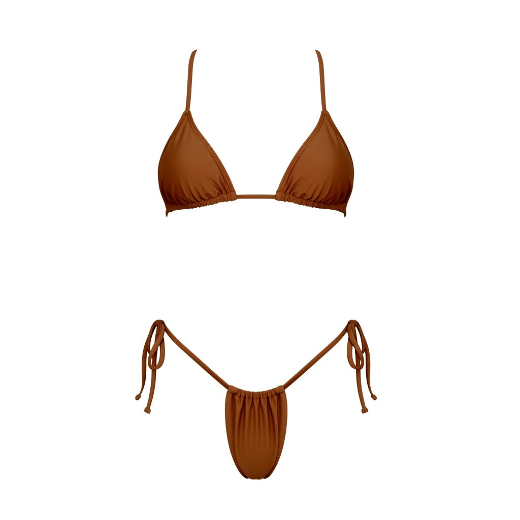 Bikini Mocha brun caramel avec haut triangle coulissant et bas froncé à l’avant à nouer sur les côtés, coupe échancrée