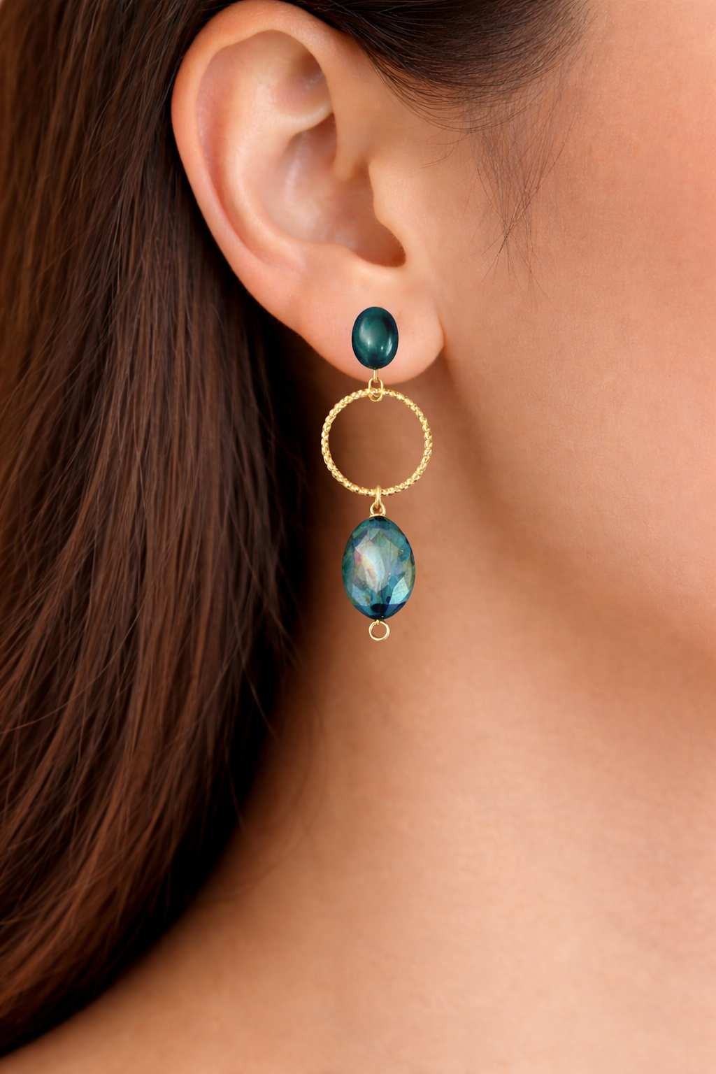 Boucles d’oreilles AZUR dorées asymétriques avec cristal bleu et nacre irisée