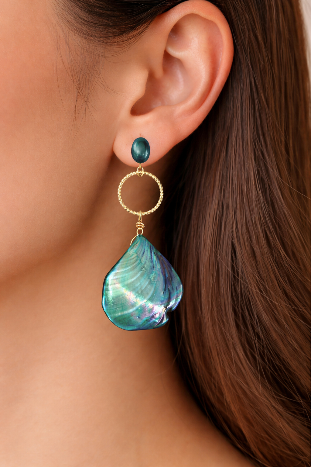 Boucles d’oreilles AZUR dorées asymétriques avec cristal bleu et nacre irisée