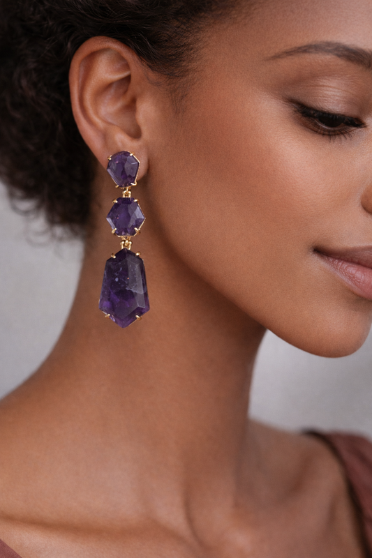 Boucles d’oreilles pendantes BRITANNY en améthyste violette, monture dorée en acier inoxydable, design à trois pierres géométriques facettées