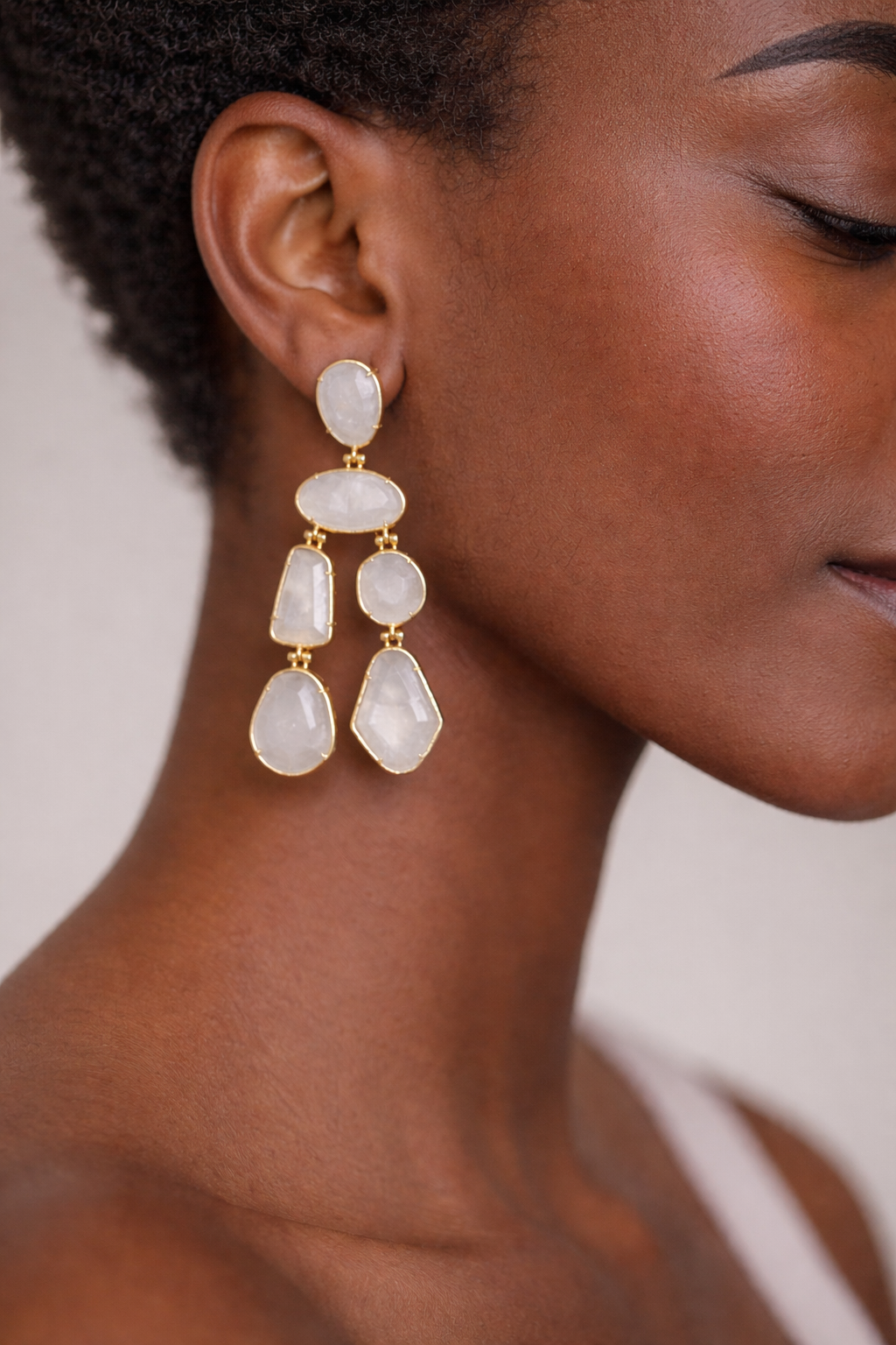 Boucles d’oreilles pendantes FANNY en quartz blanc, monture dorée en acier inoxydable, design long à pierres irrégulières facettées