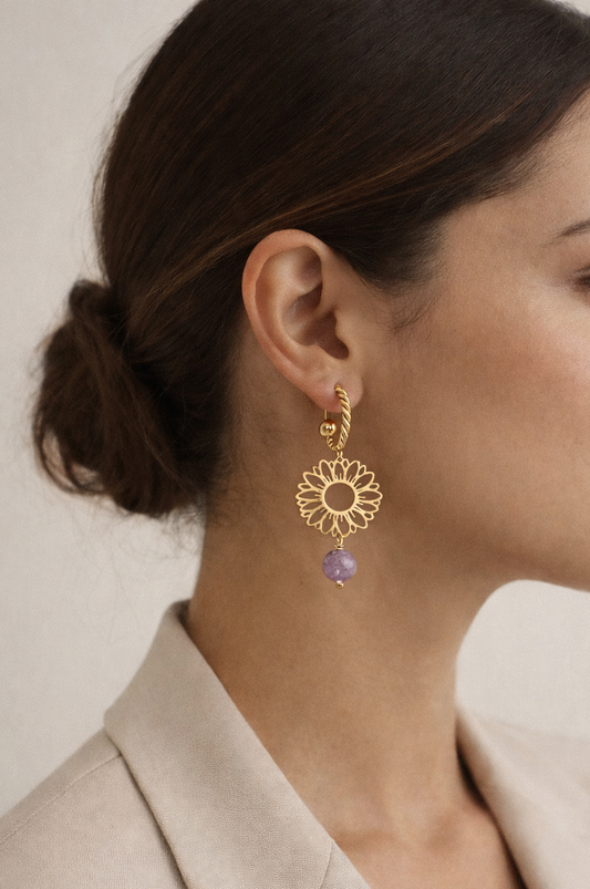 Boucles d’oreilles FLORAME fleur ajourée dorée améthyste naturelle pendante