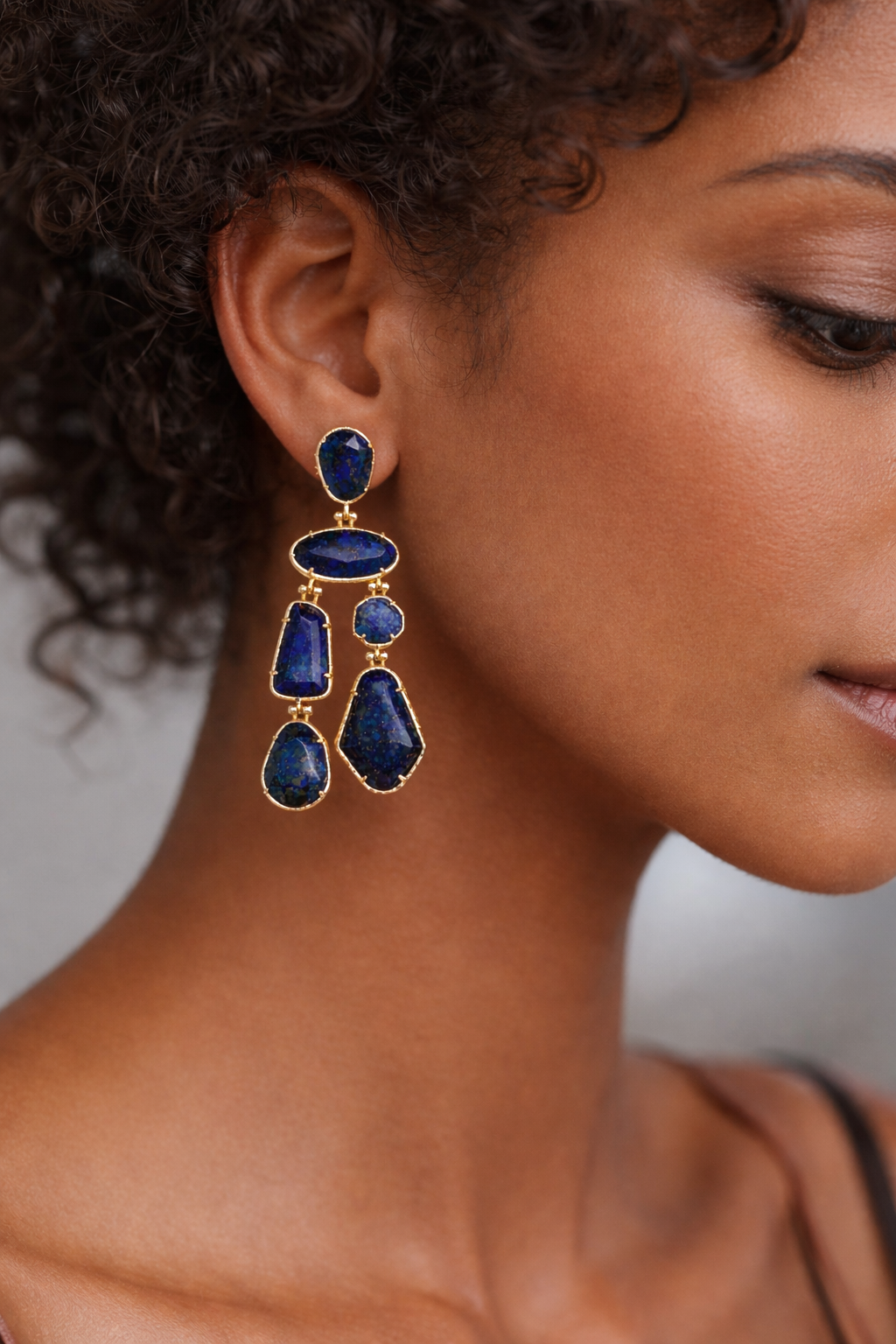 Boucles d’oreilles pendantes HELIA en lapis-lazuli bleu, monture dorée en acier inoxydable, design long à pierres irrégulières facettées