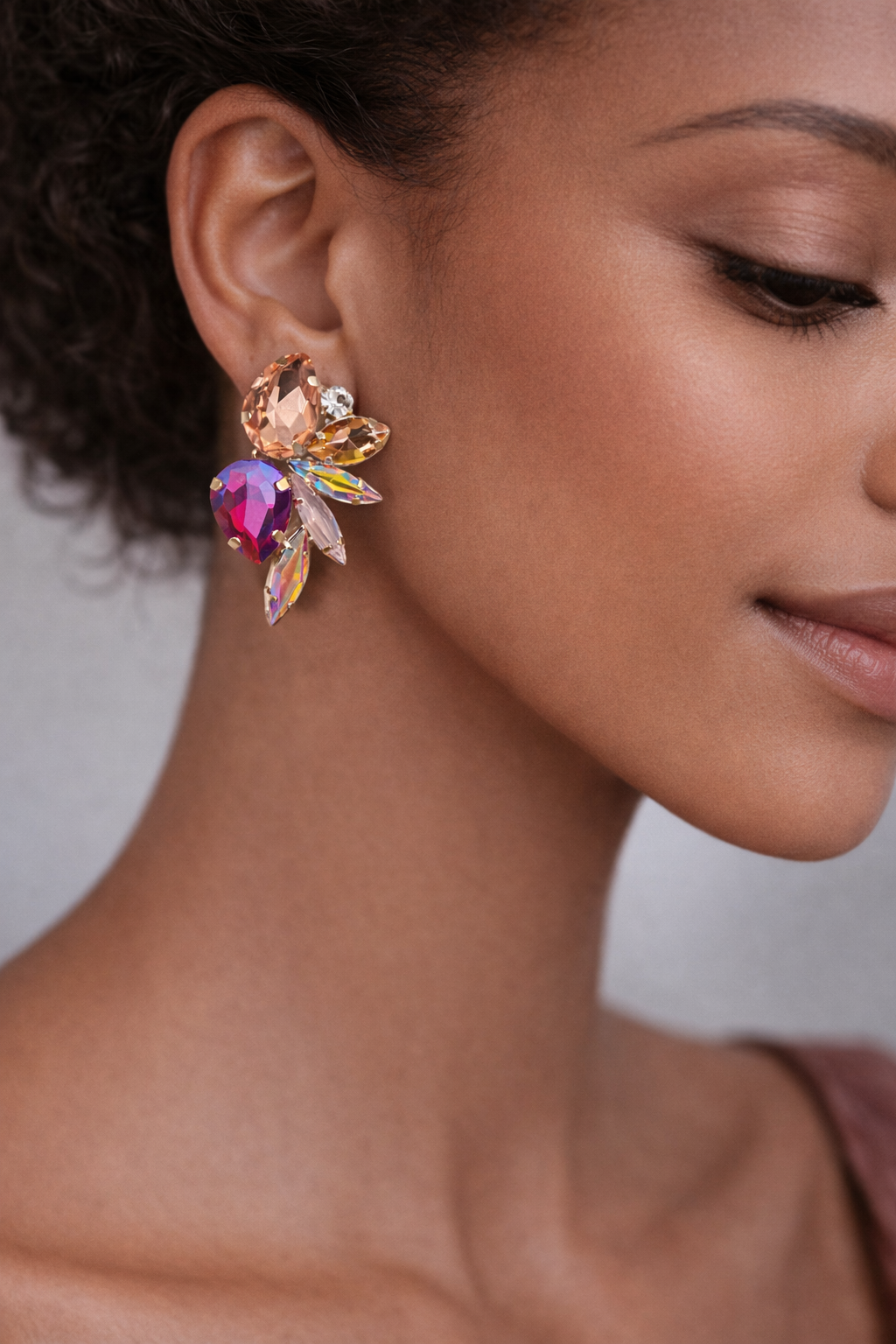 Boucles d’oreilles LANIORA en acier inoxydable avec cristaux fuchsia, rose poudré, champagne et irisés, design bijou scintillant et élégant