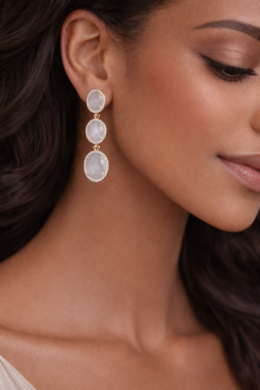 Boucles d’oreilles pendantes MAEVA en quartz blanc, monture dorée en acier inoxydable, design à trois pierres ovales avec contour scintillant