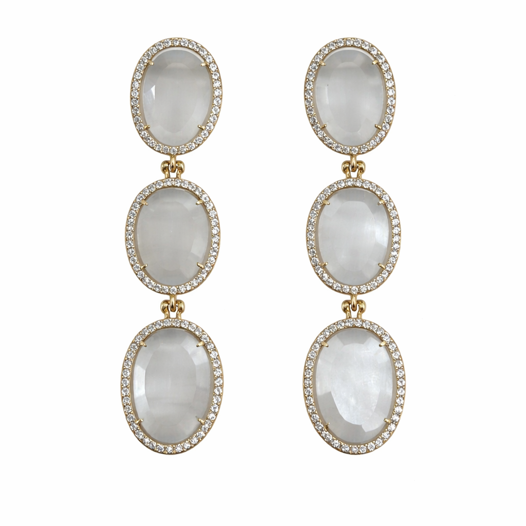 Boucles d’oreilles pendantes MAEVA en quartz blanc, monture dorée en acier inoxydable, design à trois pierres ovales avec contour scintillant