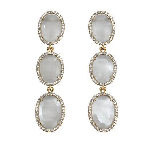 Boucles d’oreilles pendantes MAEVA en quartz blanc, monture dorée en acier inoxydable, design à trois pierres ovales avec contour scintillant