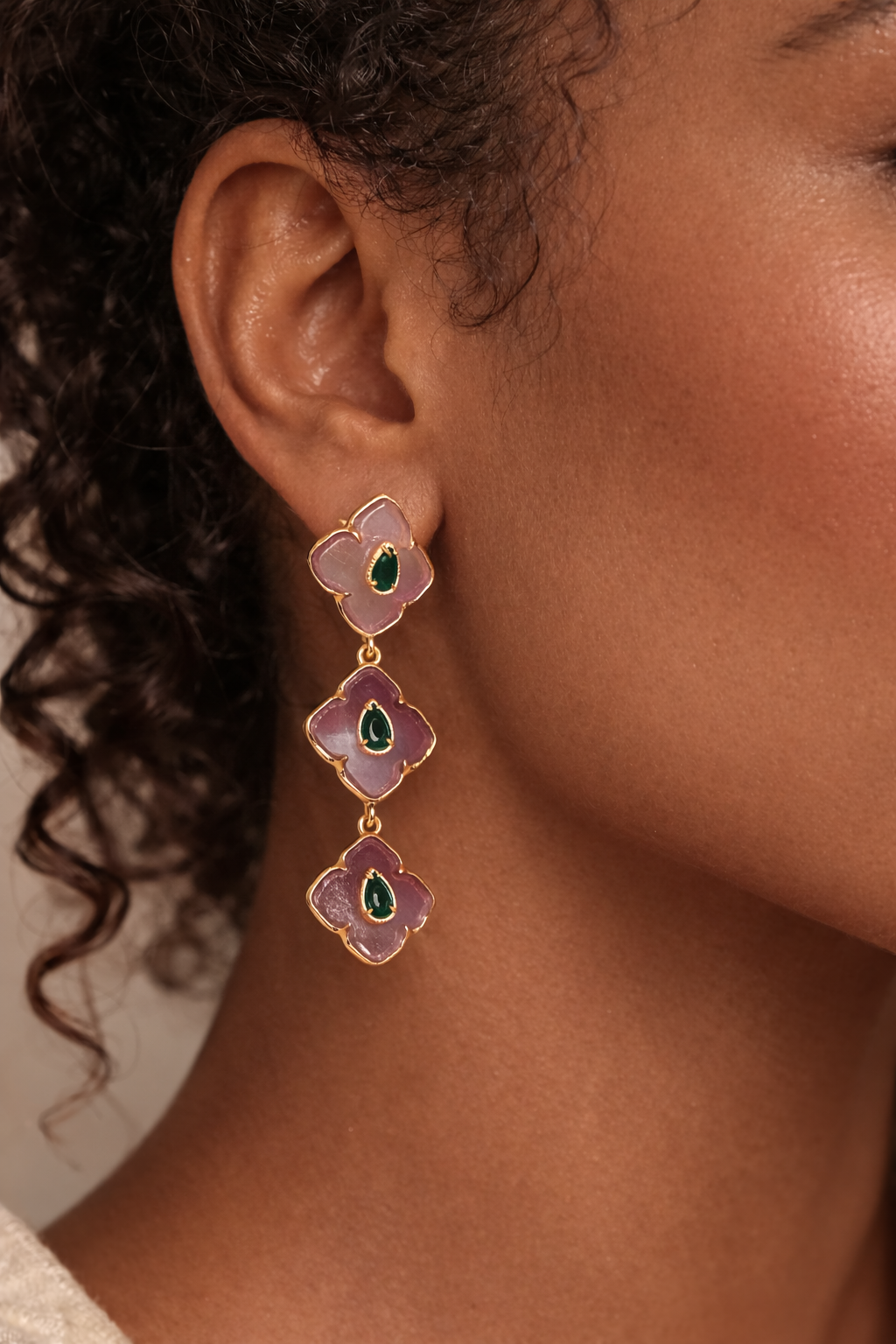 Boucles d’oreilles pendantes MARA en améthyste violette et malachite verte, monture dorée en acier inoxydable, design floral à trois pampilles