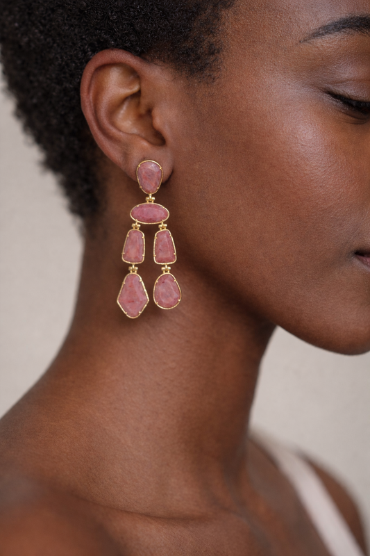 Boucles d’oreilles pendantes MAYA en rhodonite rose, monture dorée en acier inoxydable, design long à pierres irrégulières facettées