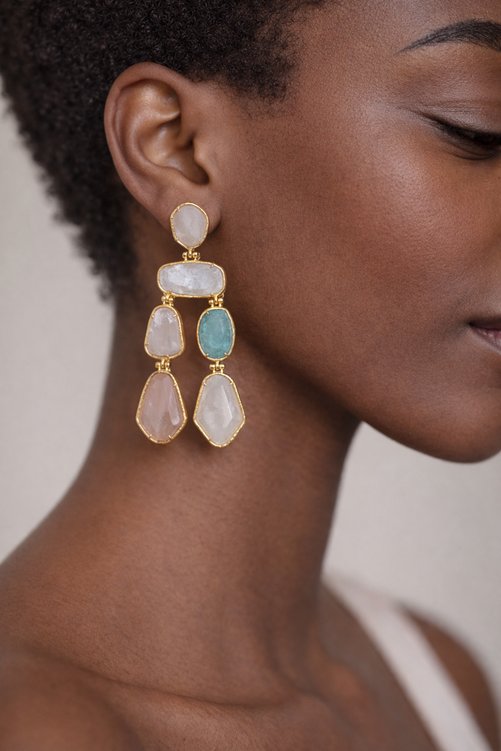 Boucles d’oreilles pendantes OLYSSIA en turquoise quartz, quartz rose et quartz clair, monture dorée en acier inoxydable, design à pierres irrégulières