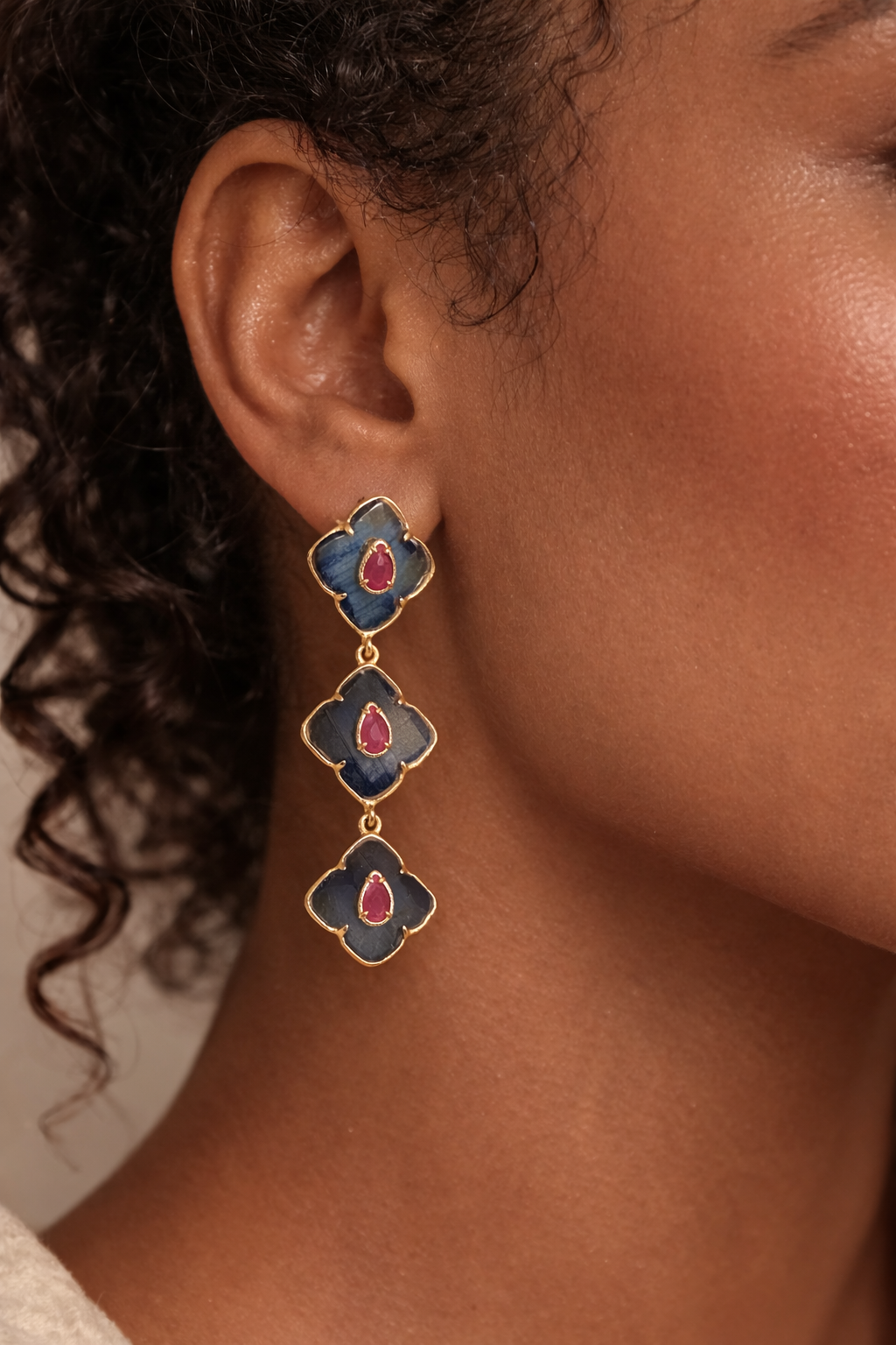 Boucles d’oreilles pendantes SAVANA en labradorite avec détails roses, monture dorée en acier inoxydable, design floral à trois pampilles