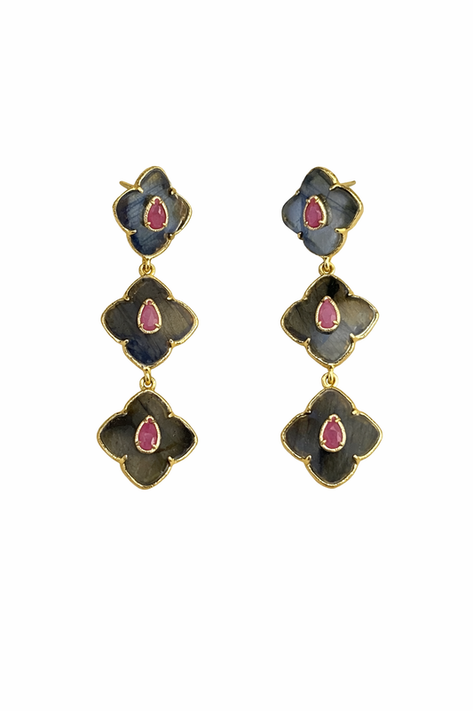 Boucles d’oreilles pendantes SAVANA en labradorite avec détails roses, monture dorée en acier inoxydable, design floral à trois pampilles