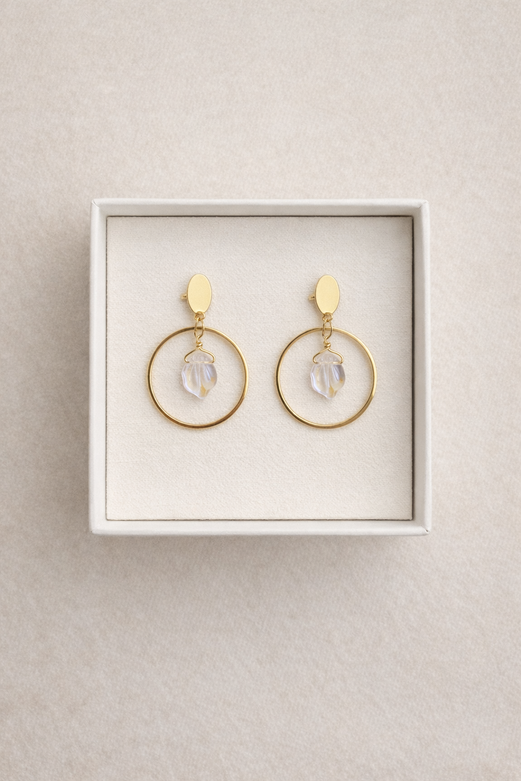 Boucles d’oreilles SHELLY cercle doré perle irisée fabrication artisanale