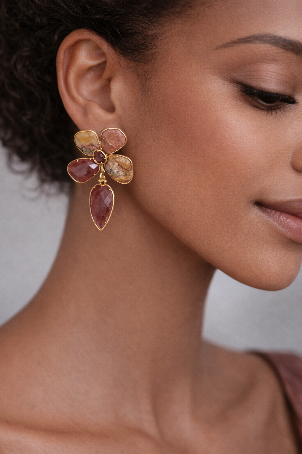 Boucles d’oreilles ZAYNA en jaspe rouge et jaspe jaune, monture dorée en acier inoxydable, design floral avec pétales en pierres naturelles