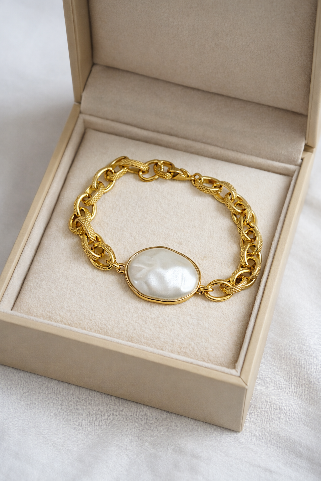 Bracelet ILYA doré avec nacre véritable et chaîne texturée en acier inoxydable