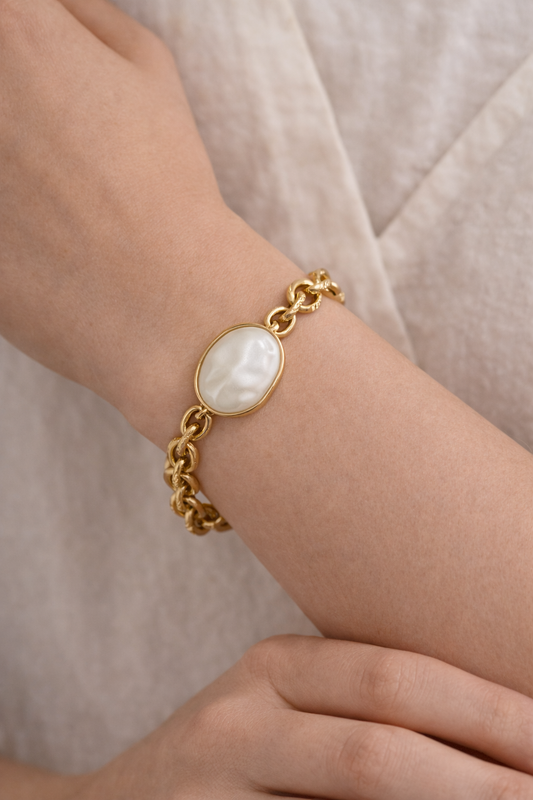 Bracelet ILYA doré avec nacre véritable et chaîne texturée en acier inoxydable