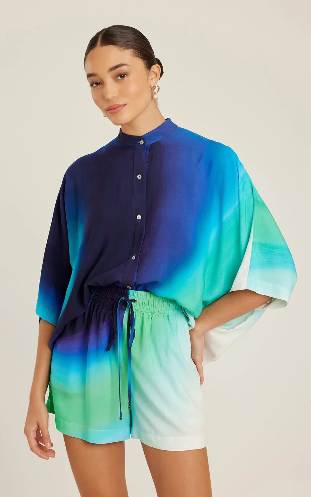 Chemisier Agatha Lenny Niemeyer en viscose avec imprimé dégradé bleu, vert et blanc, coupe ample et fermeture boutonnée
