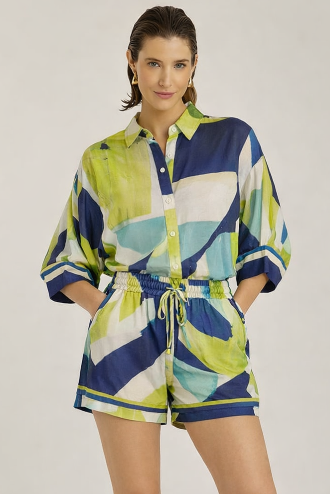 Chemisier bleu Lenny Niemeyer en viscose avec imprimé graphique bleu, vert anis et blanc, coupe fluide et col classique