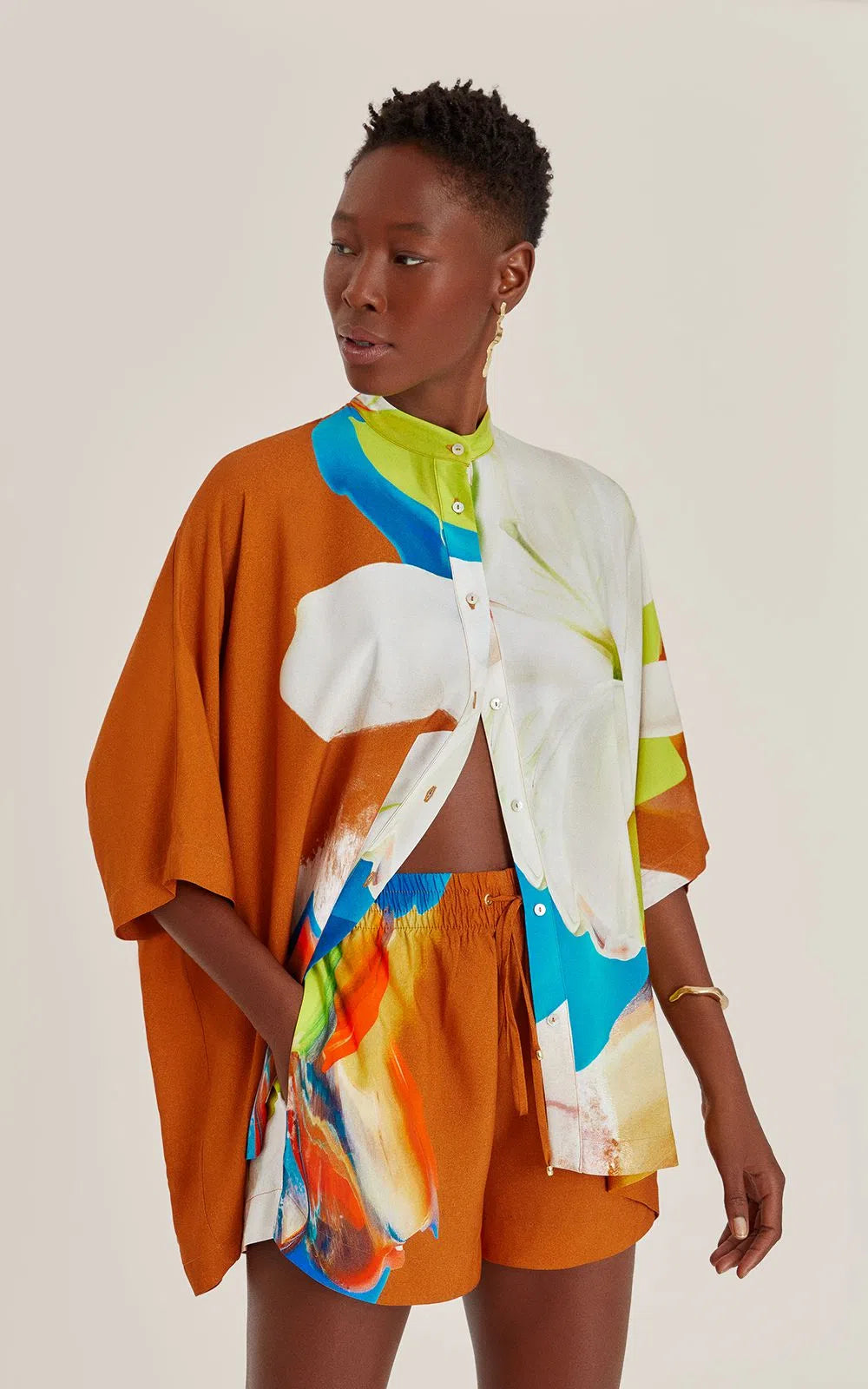 Chemisier Bloom Lenny Niemeyer en coton et viscose avec imprimé Aral multicolore, coupe ample, manches 3/4 et rabat au dos
