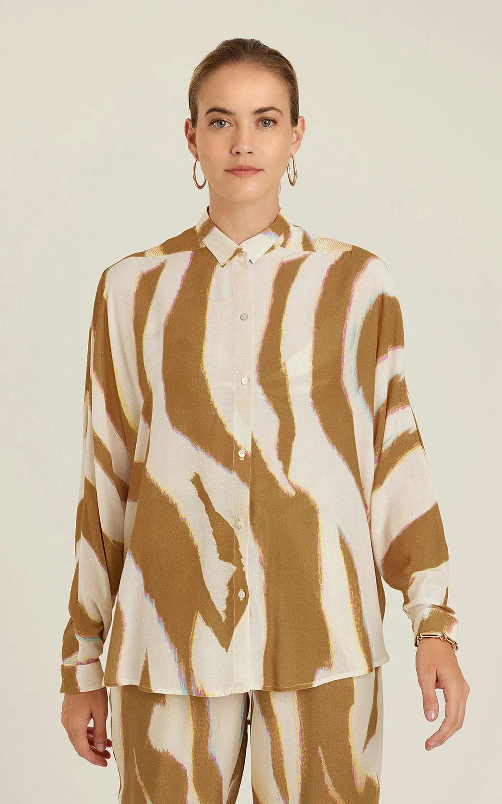 Chemisier Oryx Lenny Niemeyer en viscose voile avec imprimé animalier beige et brun, coupe ample et manches longues élégantes
