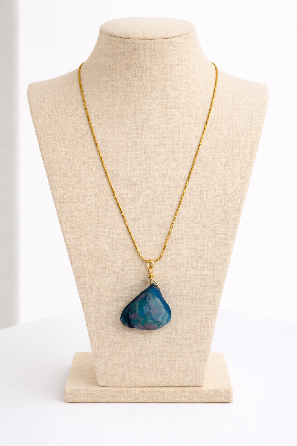 Collier acier inoxydable doré waterproof AZUR femme pétale nacre bleu vert irisé

