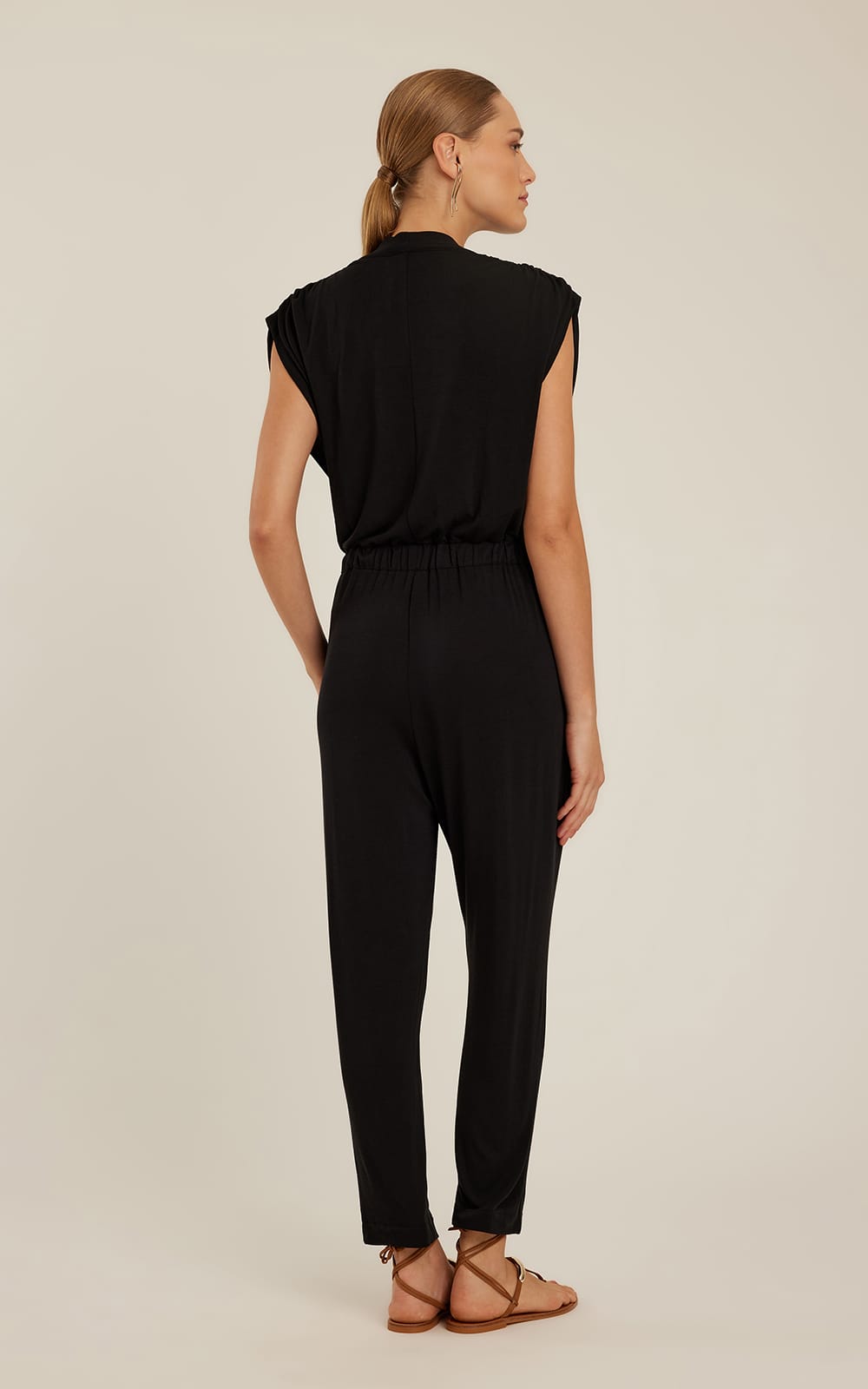 Combinaison noire Lenny Niemeyer en maille avec encolure transversale, ceinture élastique à boucle dorée et jambes fuselées