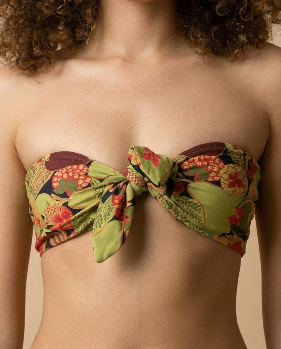 Haut de bikini bustier Gilia Tuttifrutti WI-PARIS avec nœud amovible effet push-up et imprimé fruits exotiques coloré.
