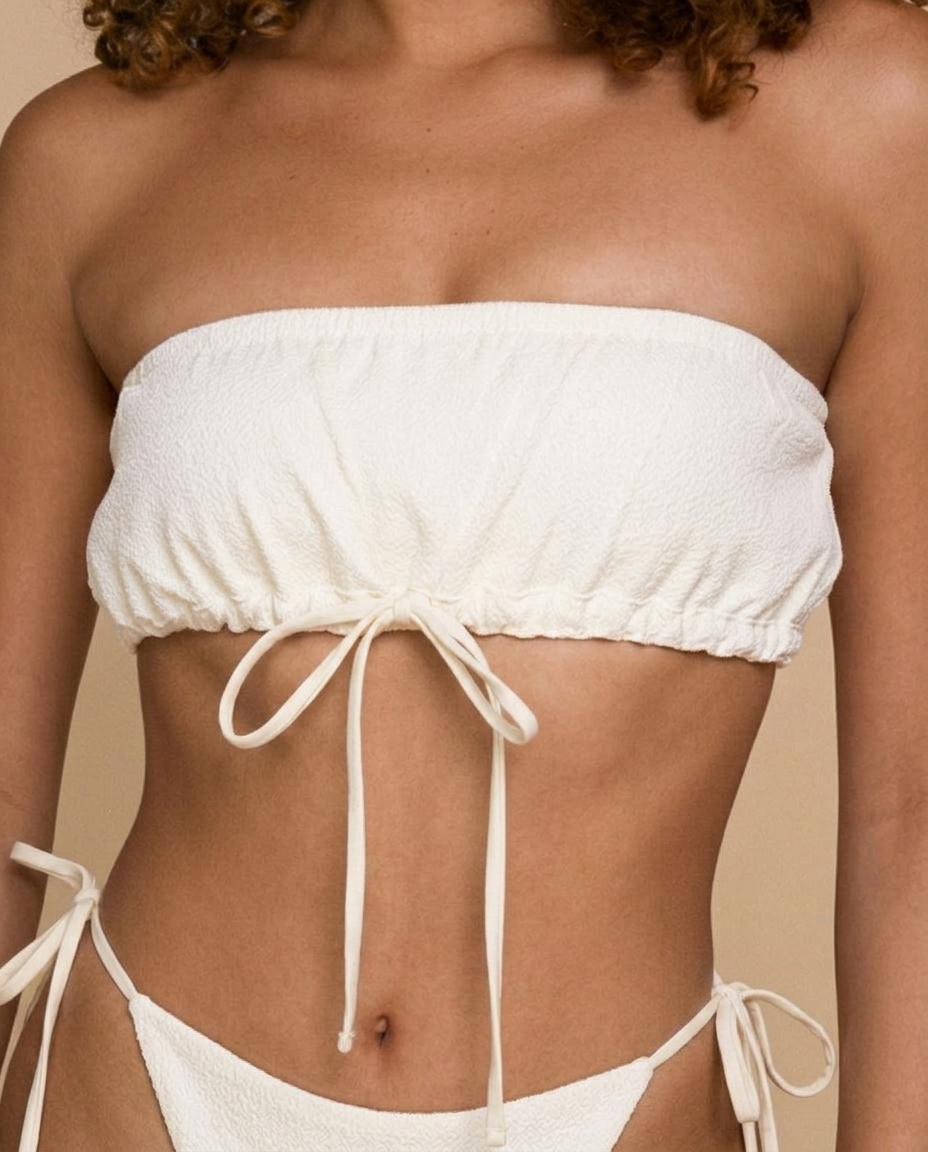 Haut de bikini bandeau Mava WI-PARIS avec nœud sous la poitrine et volant modulable, style glamour et élégant.