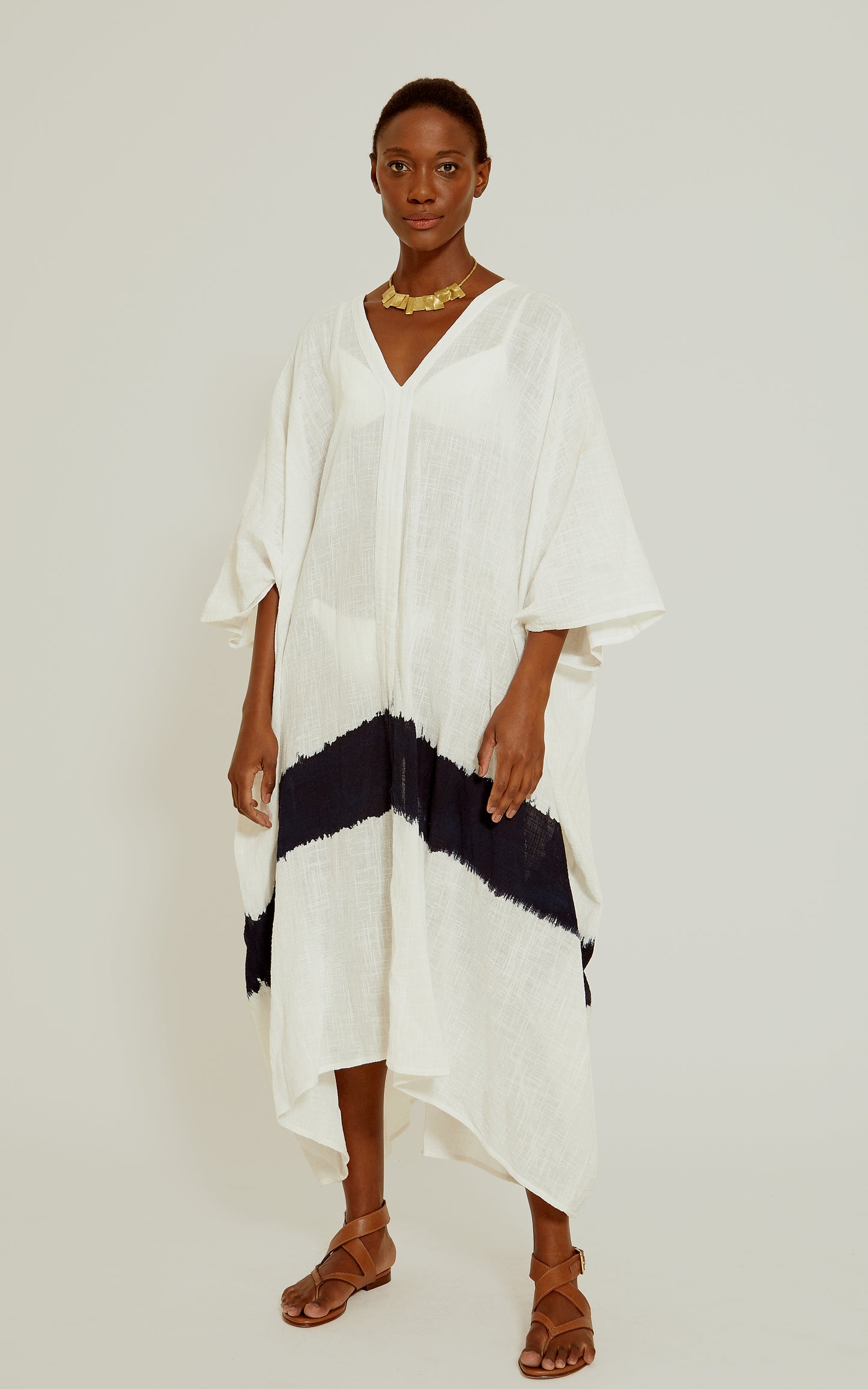 Kaftan maxi Off White Indigo Dye Lenny Niemeyer en coton avec encolure en V, coupe ample et détail indigo sur fond blanc cassé
