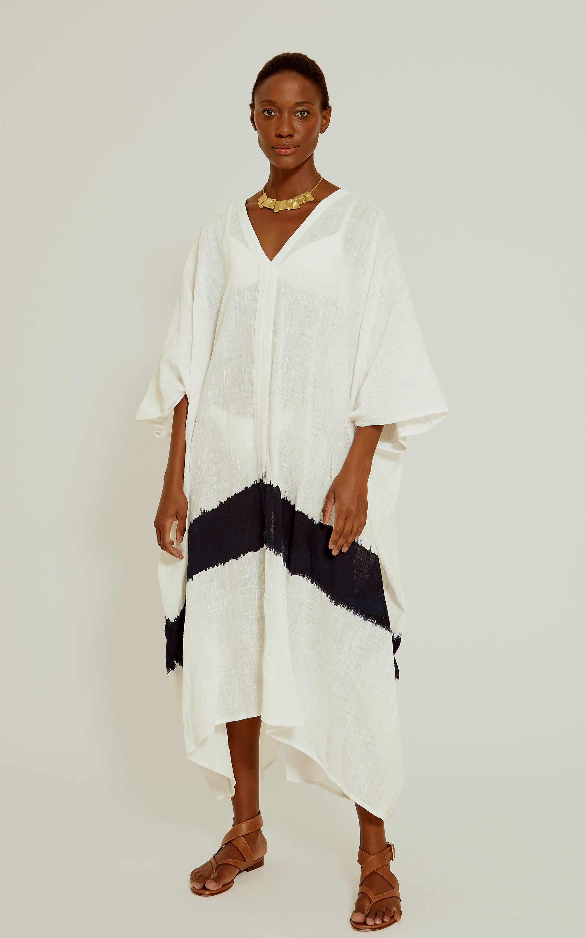 Kaftan maxi Off White Indigo Dye Lenny Niemeyer en coton avec encolure en V, coupe ample et détail indigo sur fond blanc cassé