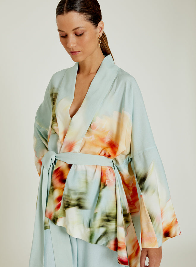Kimono Breeze Lenny Niemeyer en viscose avec imprimé floral bleu glacier, coupe fluide, ceinture assortie et fentes latérales.

