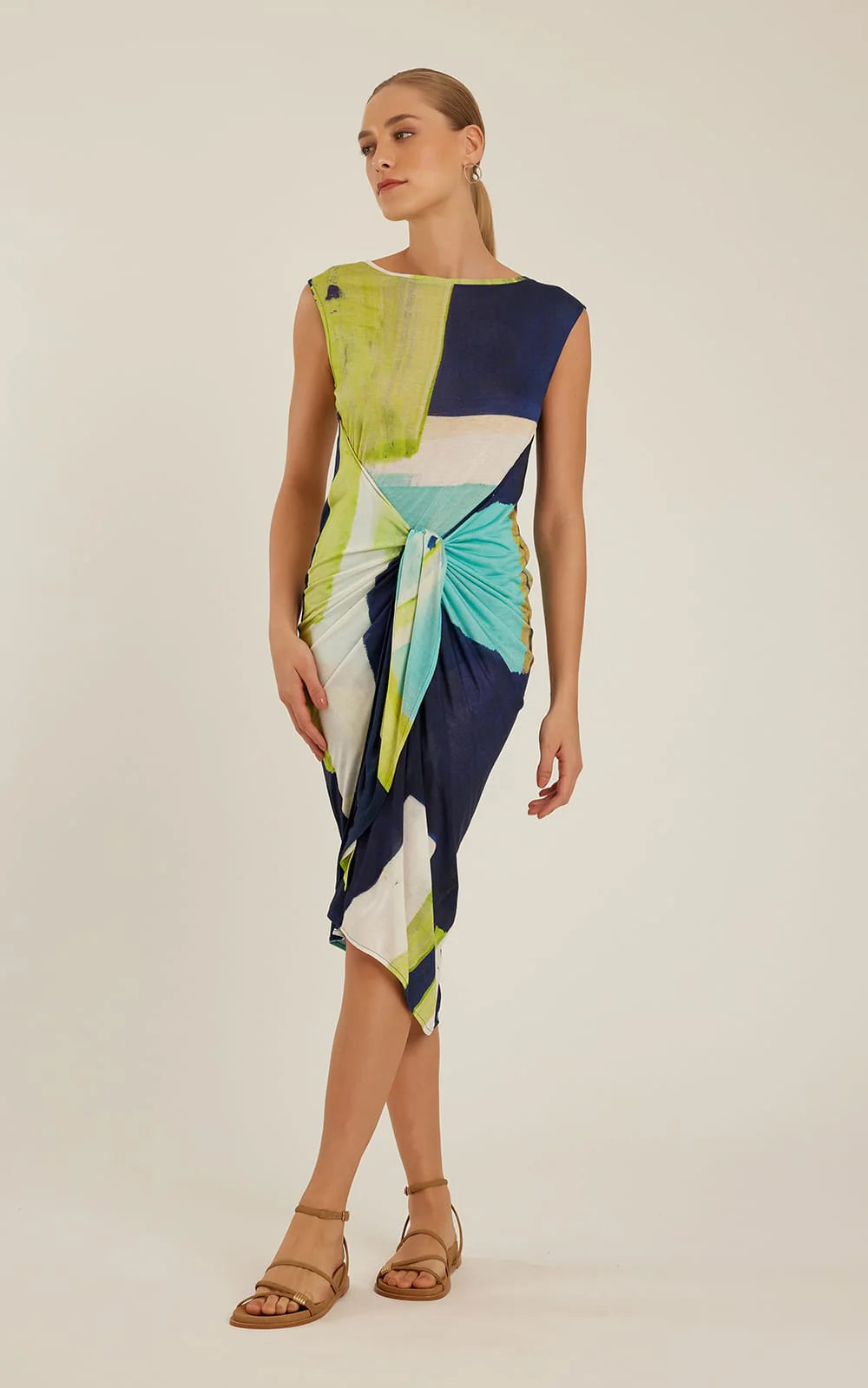 Robe paréo bleue Lenny Niemeyer en maille avec imprimé graphique bleu, aqua et vert, détail noué drapé sur le devant et coupe midi ajustée