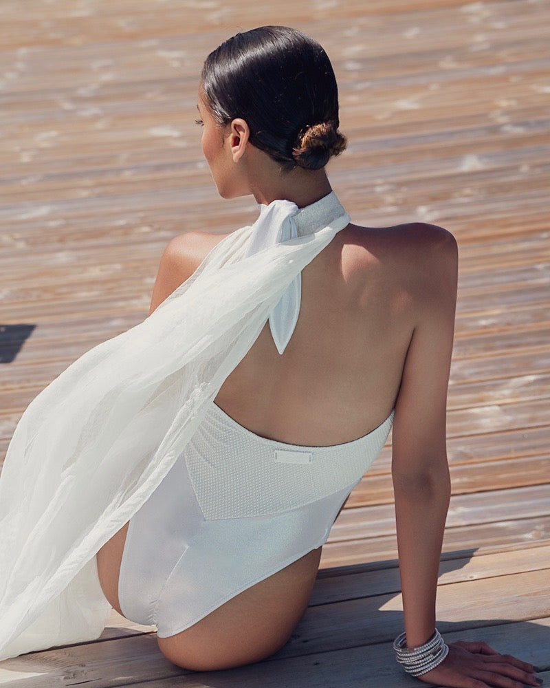 Maillot de bain 1 pièce Aranxia Silver WI-PARIS en jacquard irisé avec décolleté ouvert et coupe croisée nouée à la nuque.