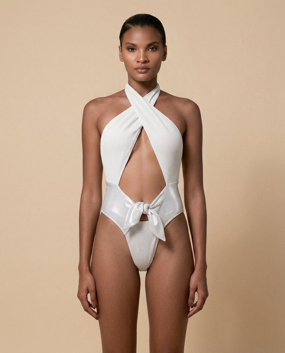 Maillot de bain 1 pièce Aranxia Silver WI-PARIS en jacquard irisé avec décolleté ouvert et coupe croisée nouée à la nuque.