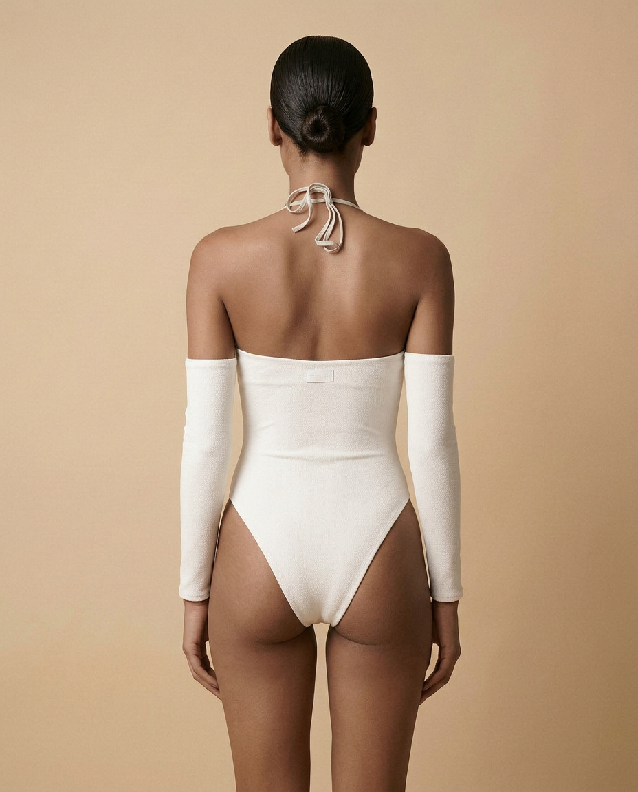 Maillot de bain 1 pièce bustier Cylia Gold WI-PARIS blanc irisé avec ouverture devant, nœud poitrine et bretelles amovibles.