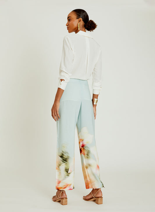 Pantalon Breeze Lenny Niemeyer en viscose avec imprimé floral bleu glacier, coupe droite fluide et détail d’impression localisée en bas.