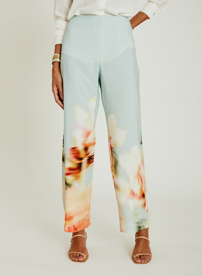 Pantalon Breeze Lenny Niemeyer en viscose avec imprimé floral bleu glacier, coupe droite fluide et détail d’impression localisée en bas.