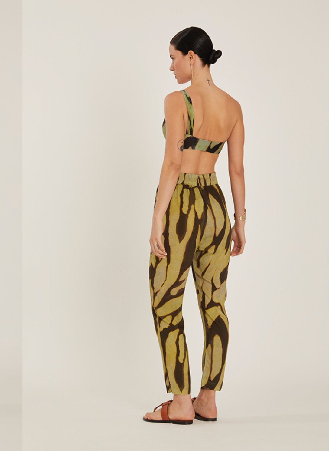 Pantalon Cammo Lenny Niemeyer en viscose voile avec imprimé organique kaki, olive et noir, coupe droite fluide et ceinture complète