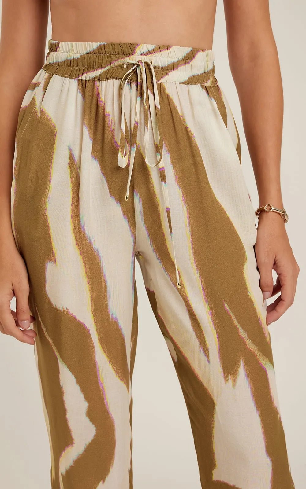 Pantalon Oryx Lenny Niemeyer en viscose voile avec imprimé animalier beige et brun, coupe droite fluide et cordon ajustable à la taille